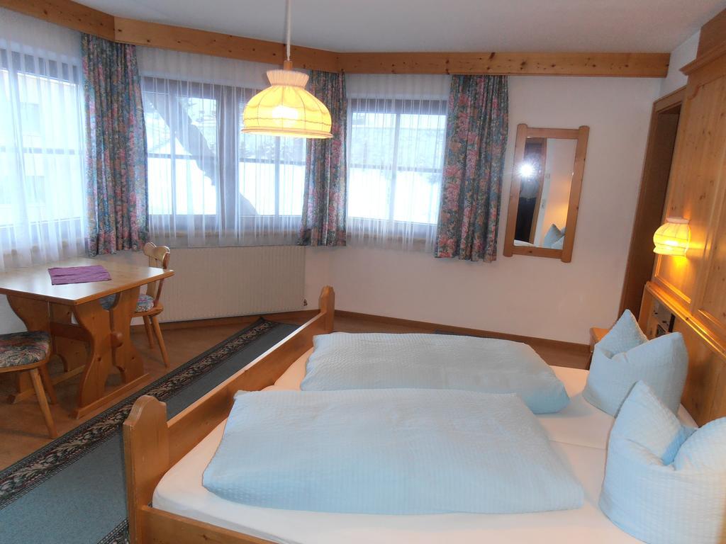 Hotel Haus Dorfplatz Galtür Zimmer foto