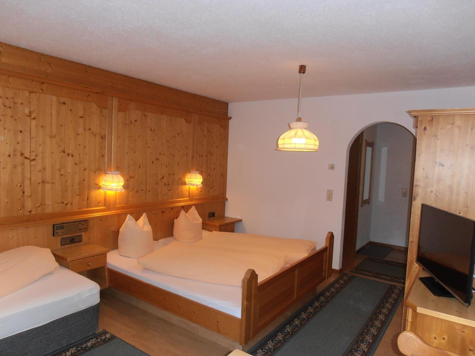 Hotel Haus Dorfplatz Galtür Zimmer foto